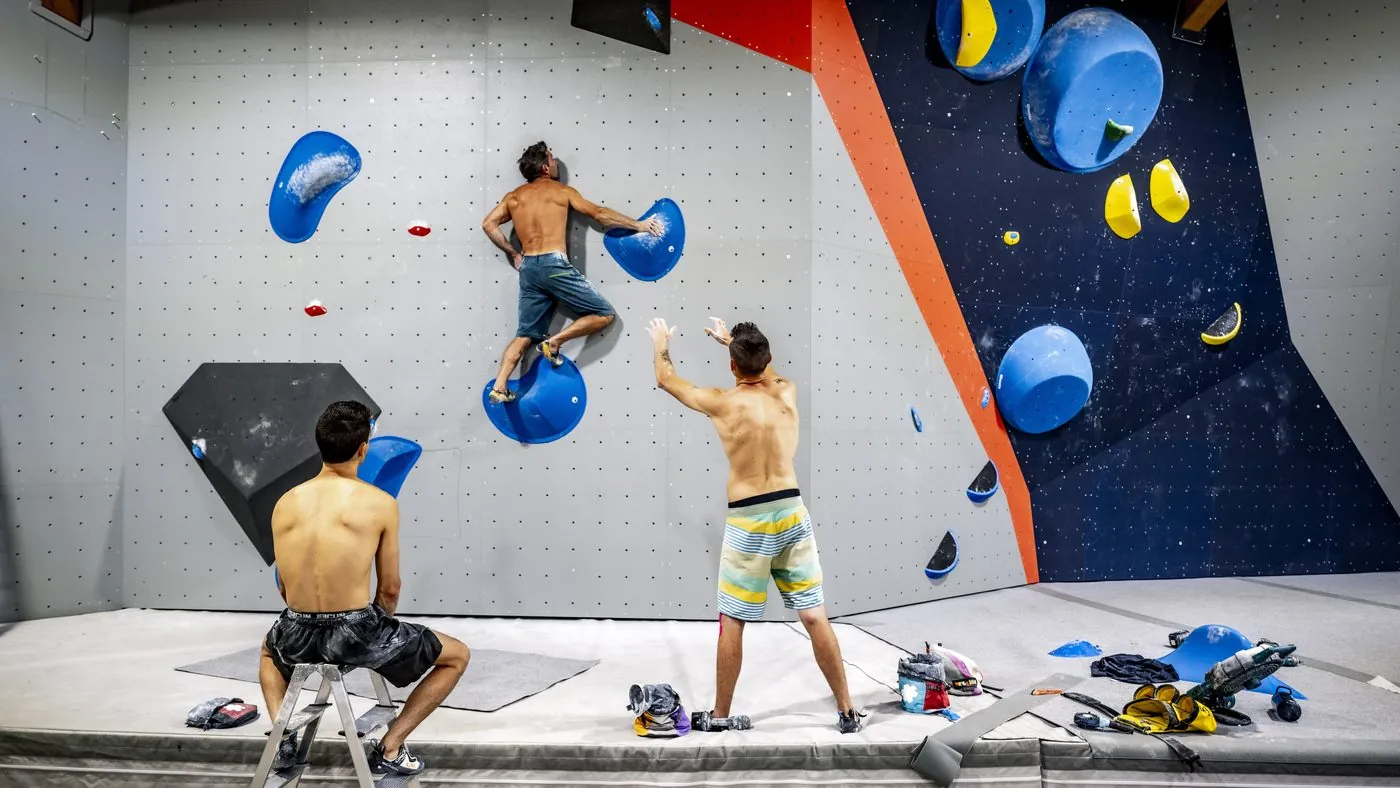 Two setters at the wall during a setting session
